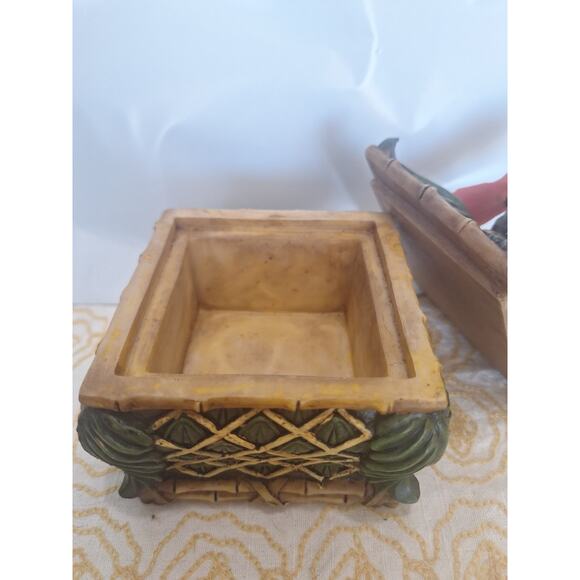 Tropical Parrot Trinket Box – Hand-Painted Bamboo & Palm Leaf Resin Décor - Picture 5 of 9
